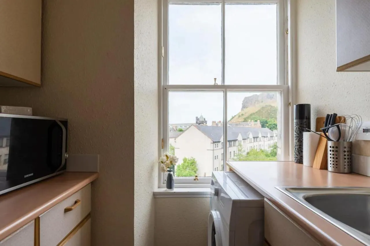Cosy 2 Bedroom In Edinburgh Old Town Apartment